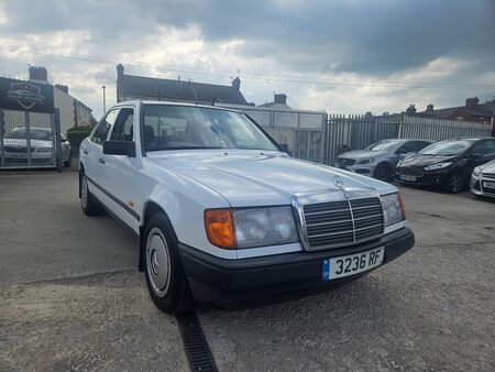 MERCEDES-BENZ 230 2.3 E 4dr